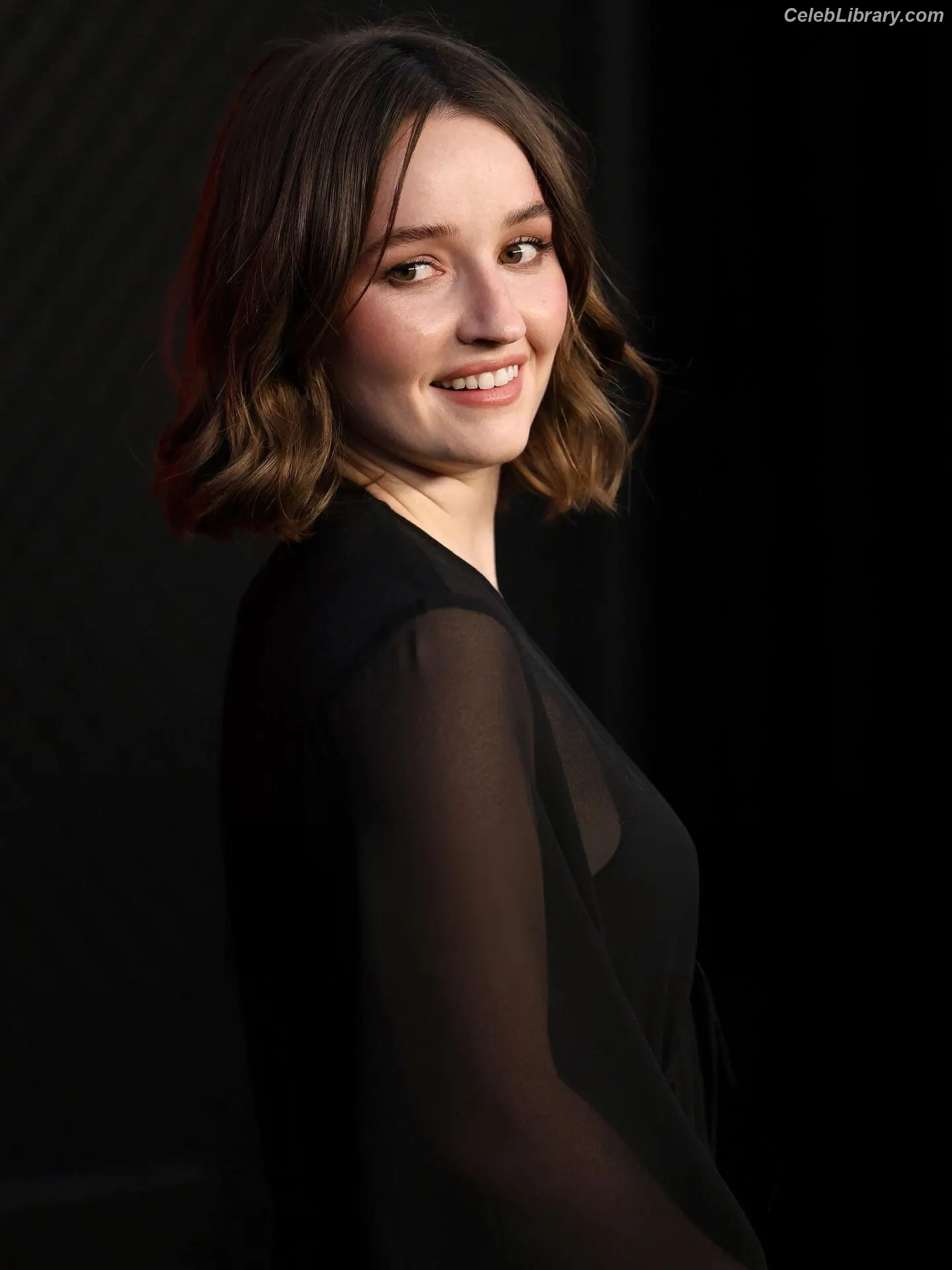 Kaitlyn Dever photo 2 of 879