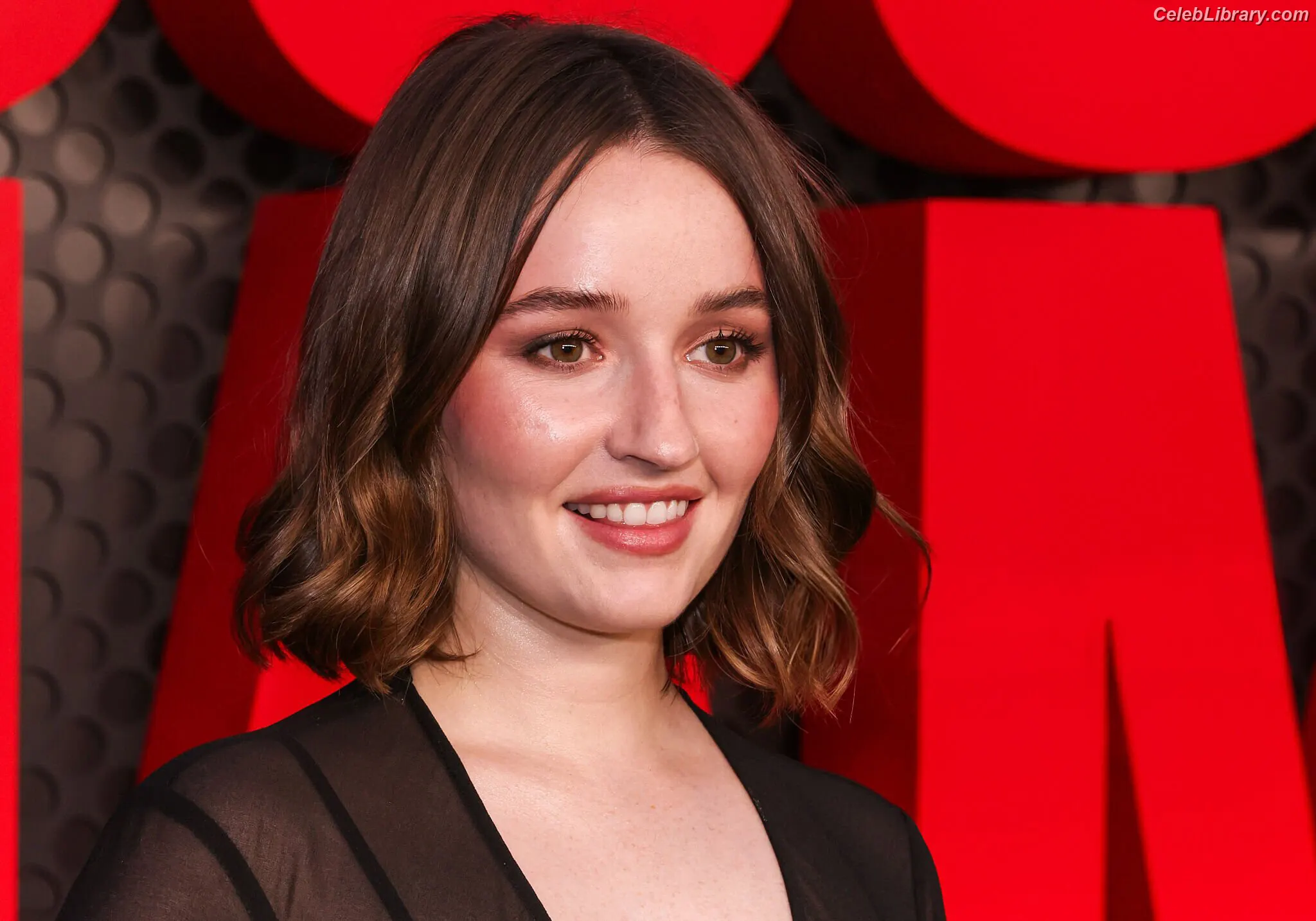 Kaitlyn Dever photo 5 of 879