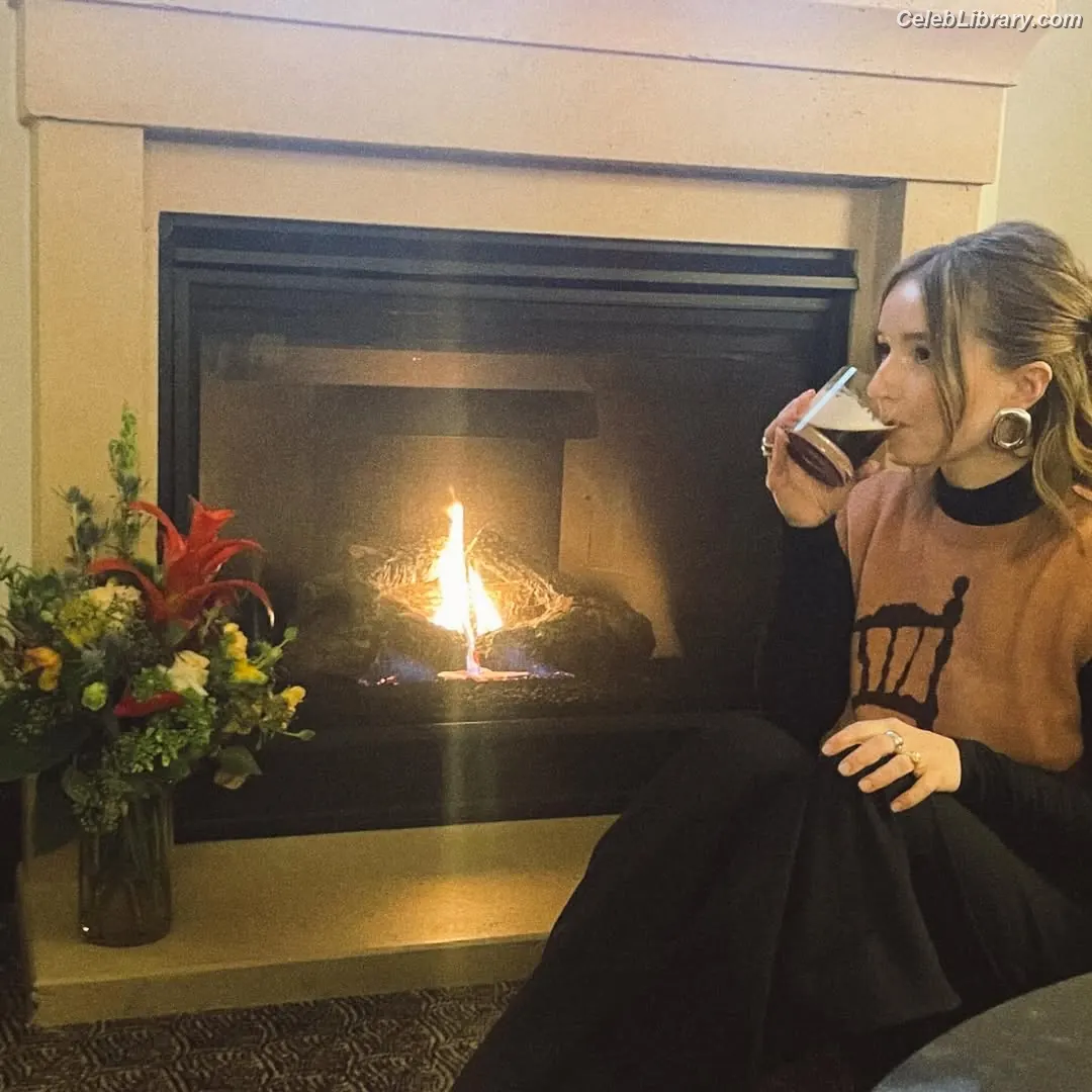 Kaitlyn Dever photo 11 of 879