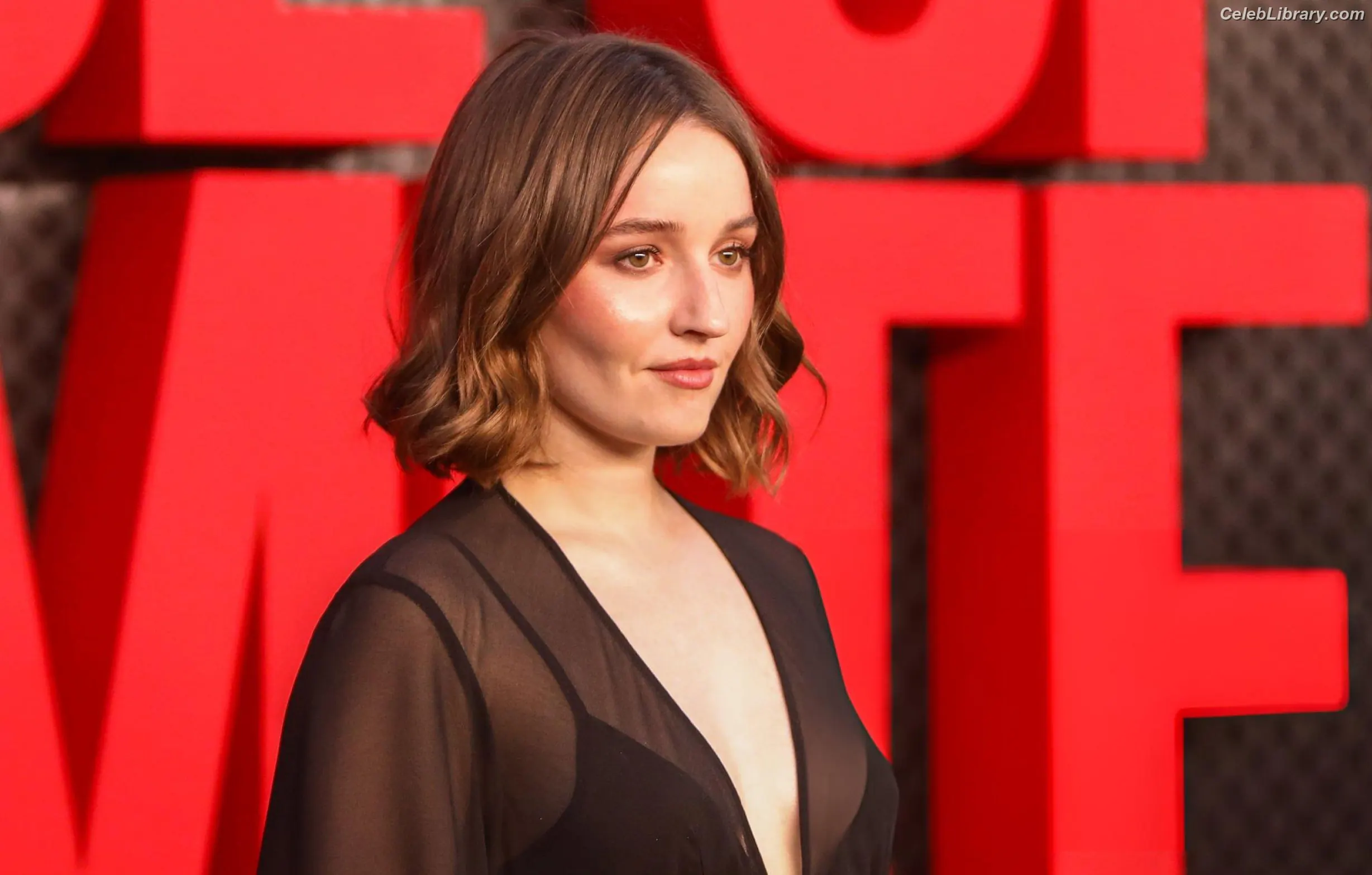 Kaitlyn Dever photo 7 of 879