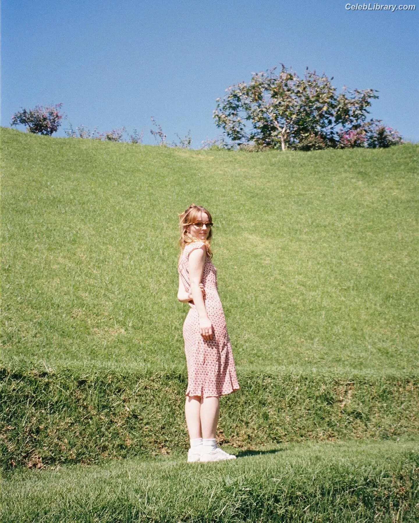 Kaitlyn Dever photo 21 of 879