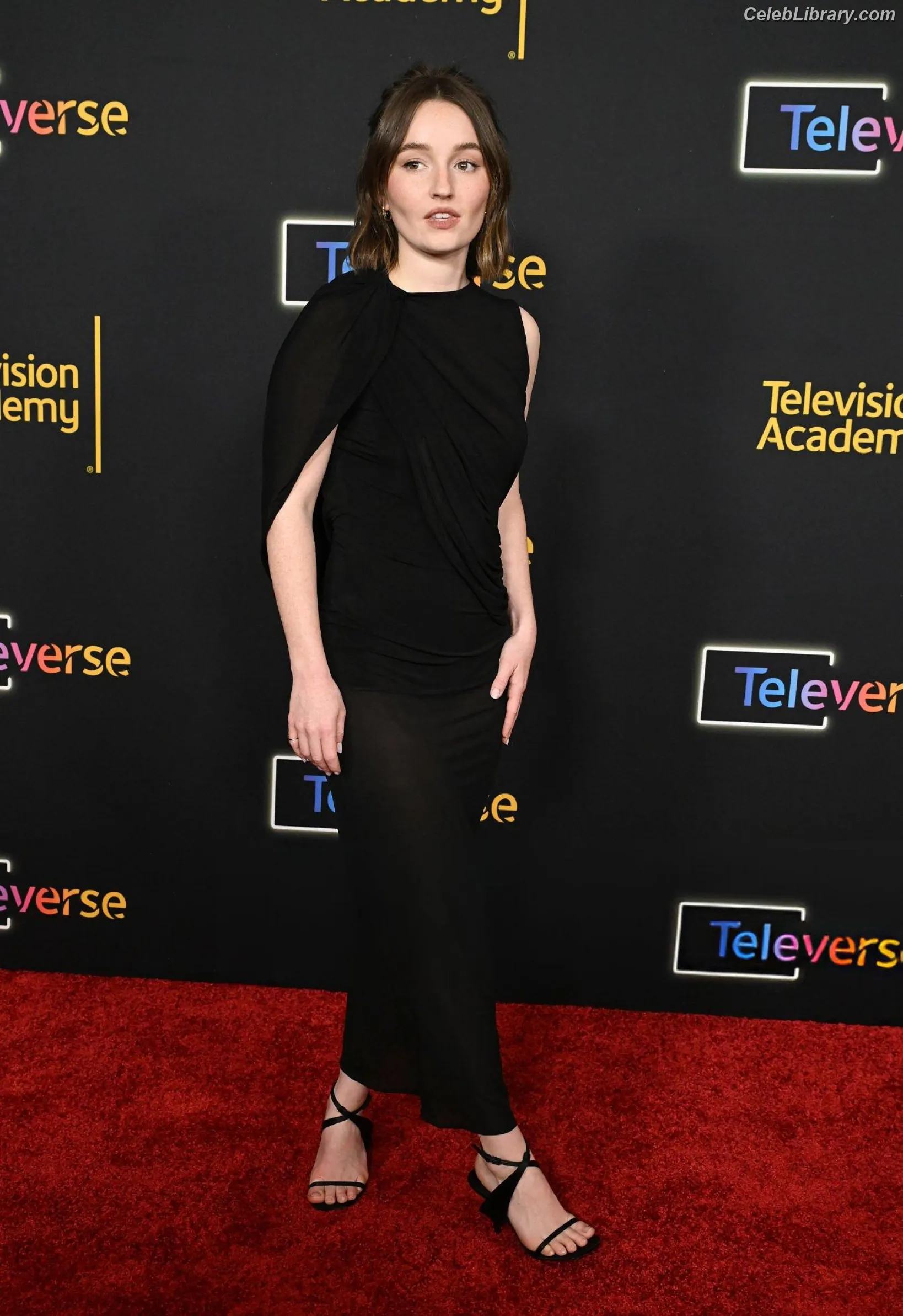Kaitlyn Dever photo 17 of 879