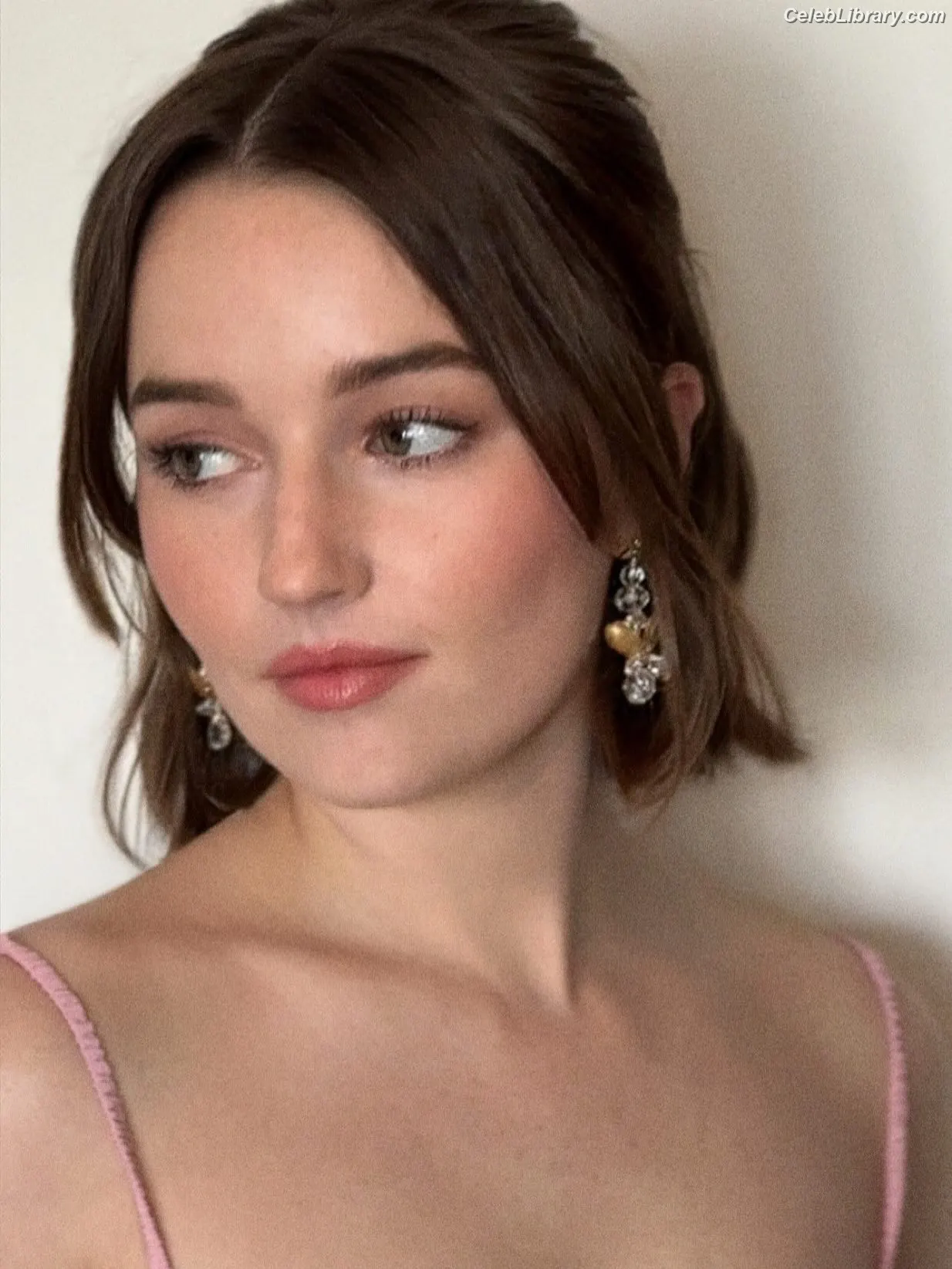 Kaitlyn Dever photo 2 of 879