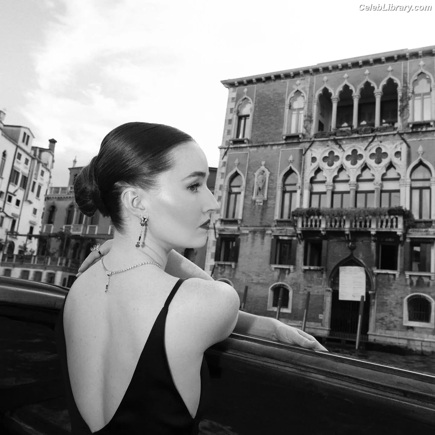 Kaitlyn Dever photo 14 of 879