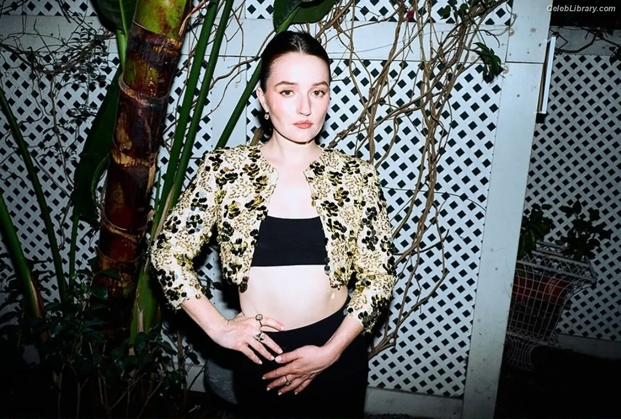 Kaitlyn Dever photo 6 of 879