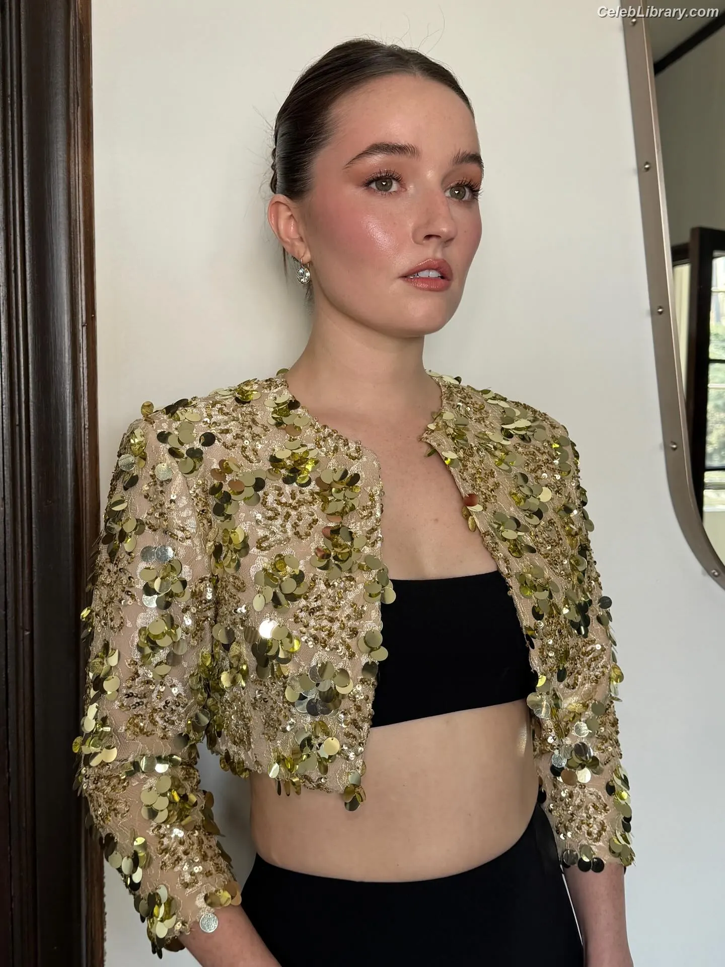 Kaitlyn Dever photo 8 of 879