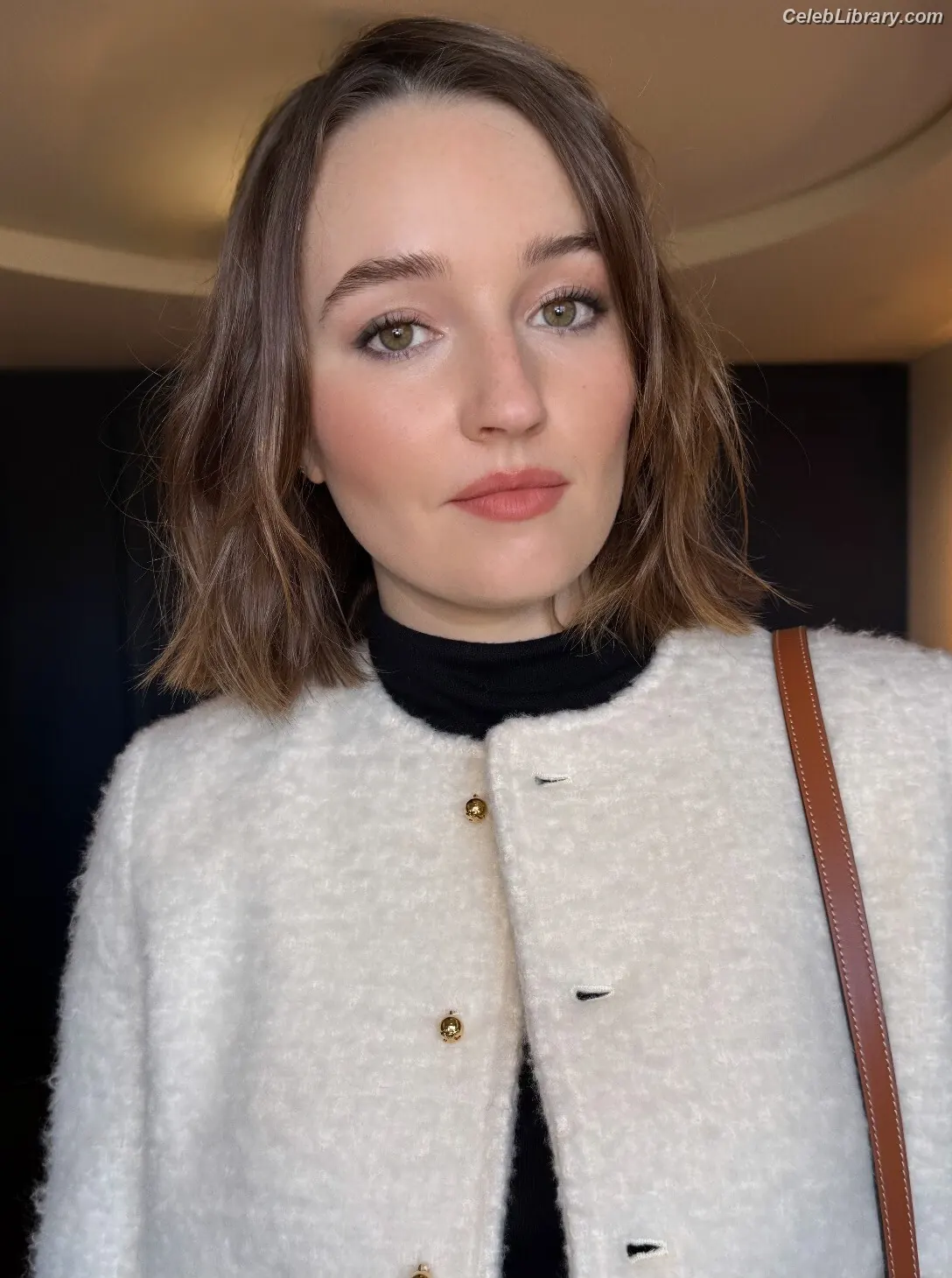 Kaitlyn Dever photo 15 of 879