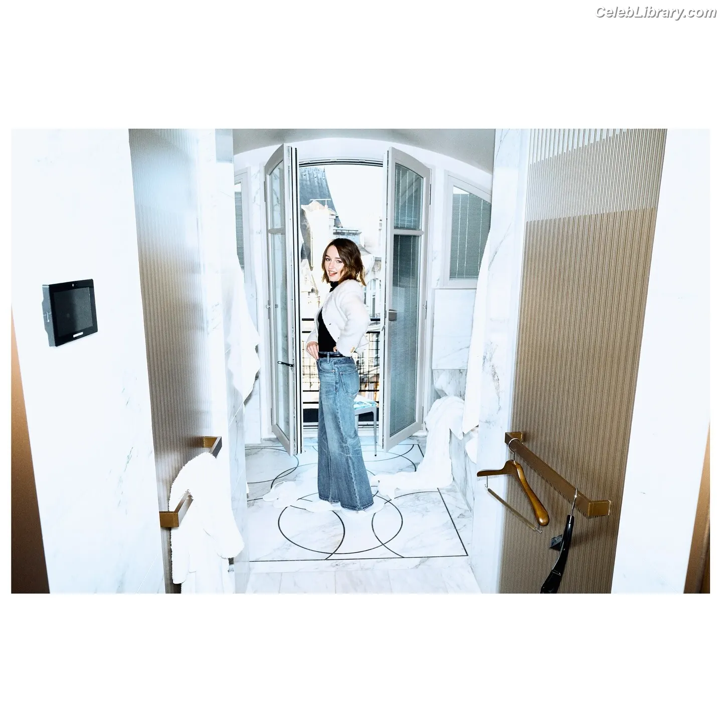 Kaitlyn Dever photo 10 of 879