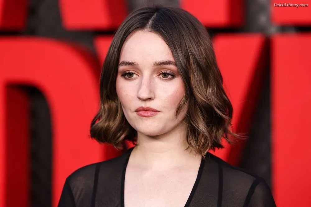 Kaitlyn Dever photo 9 of 879