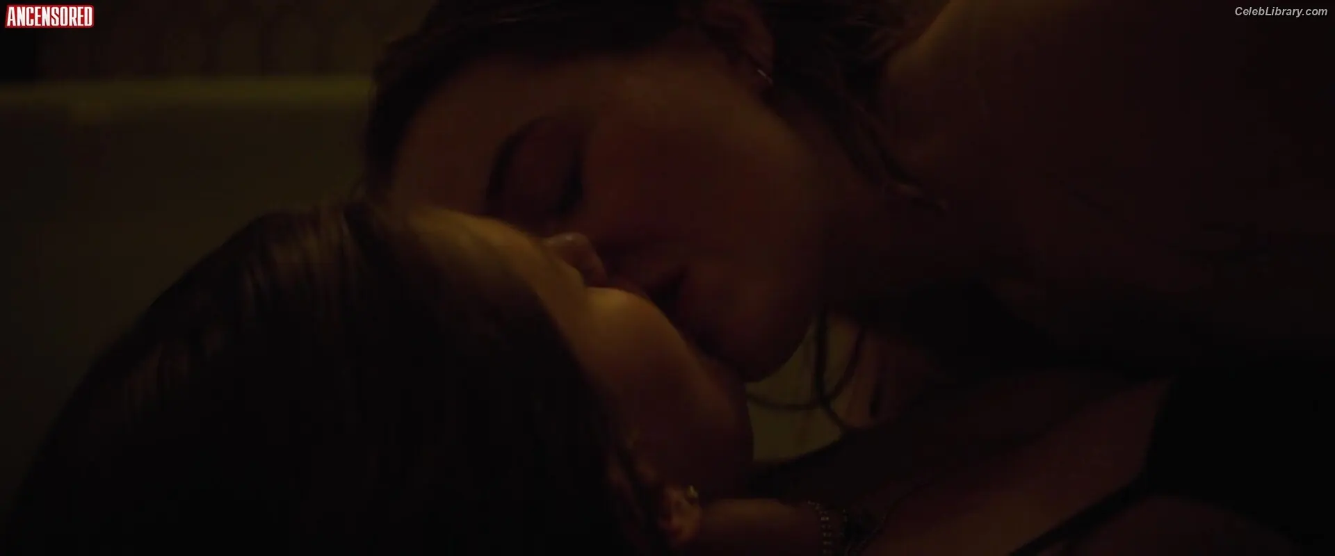 Kaitlyn Dever photo 1 of 879