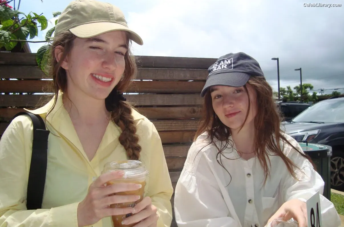 Kaitlyn Dever photo 23 of 879
