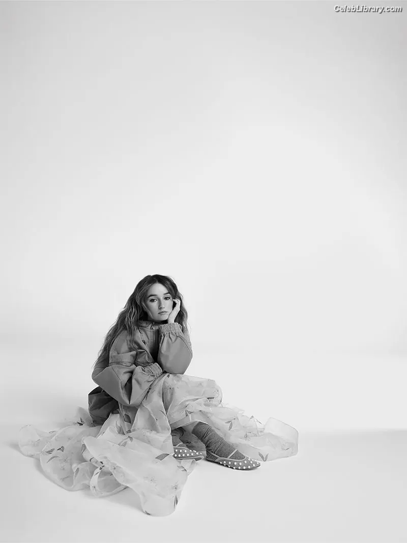 Kaitlyn Dever photo 6 of 879