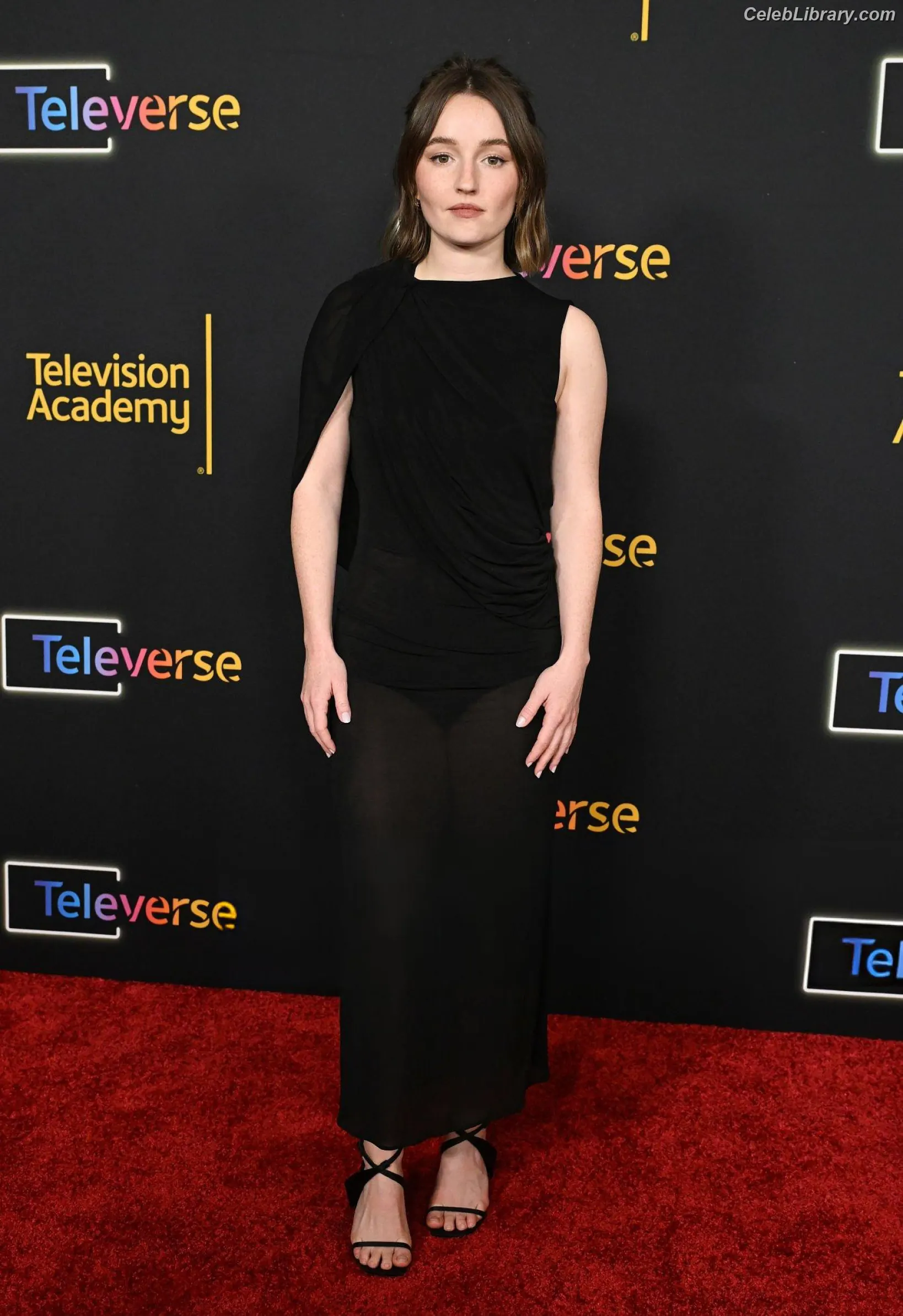 Kaitlyn Dever photo 16 of 879