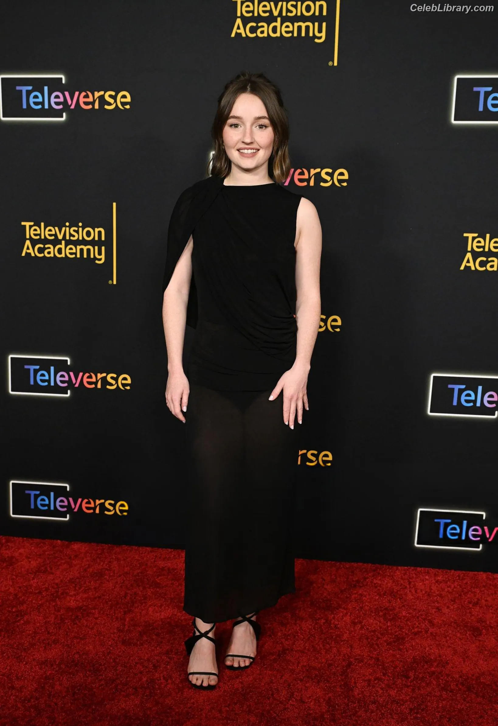 Kaitlyn Dever photo 15 of 879