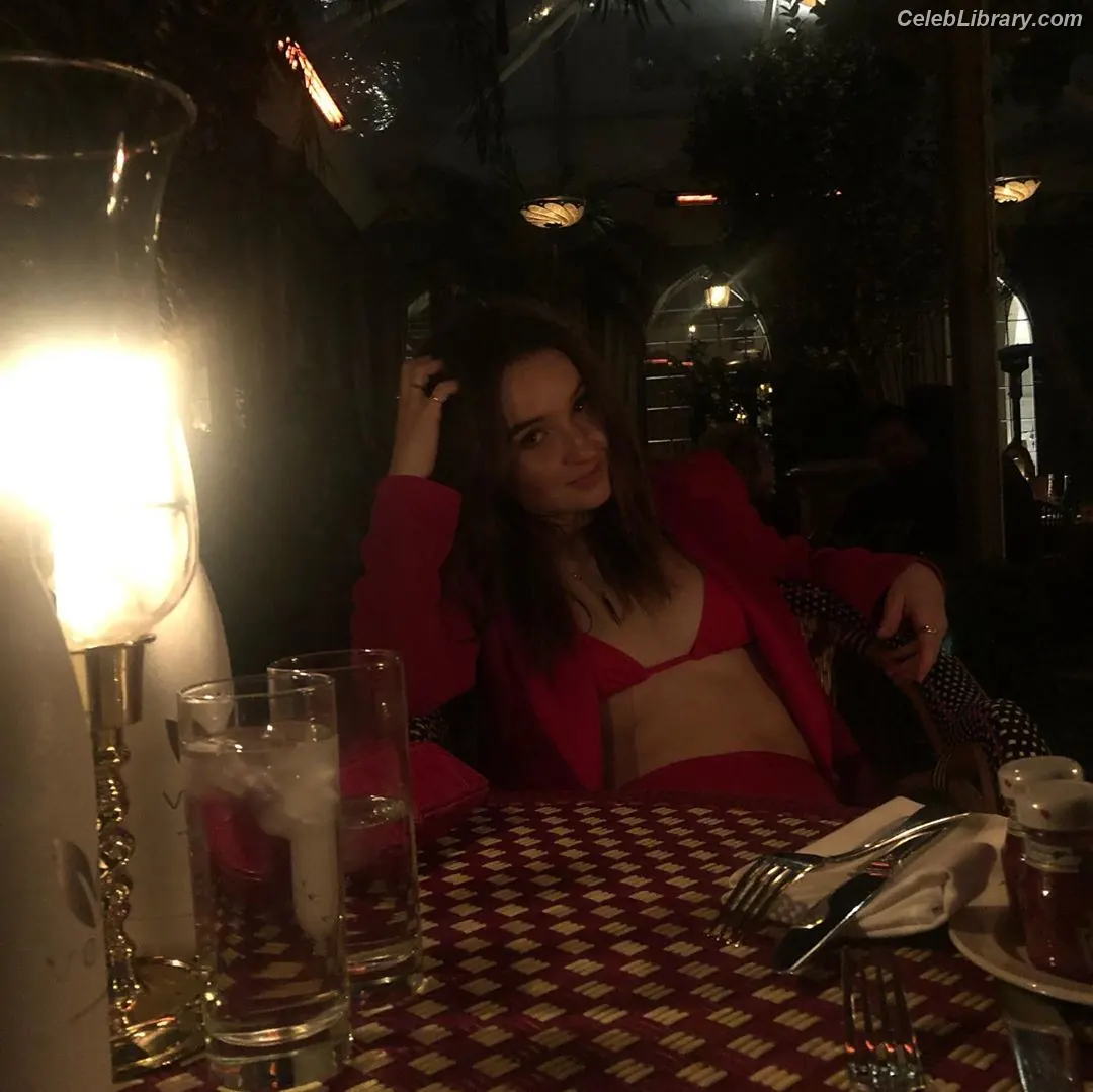 Kaitlyn Dever photo 19 of 879
