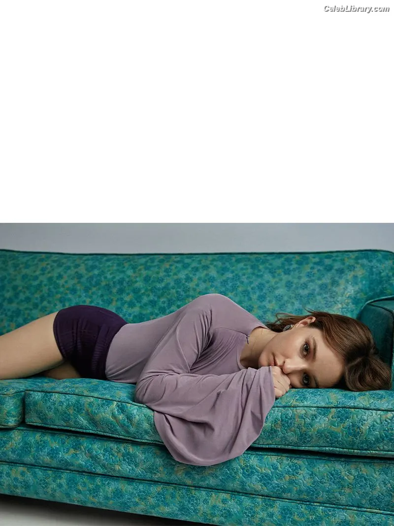 Kaitlyn Dever photo 6 of 879