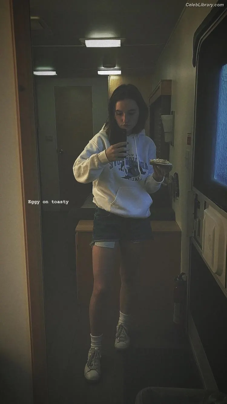 Kaitlyn Dever photo 18 of 879