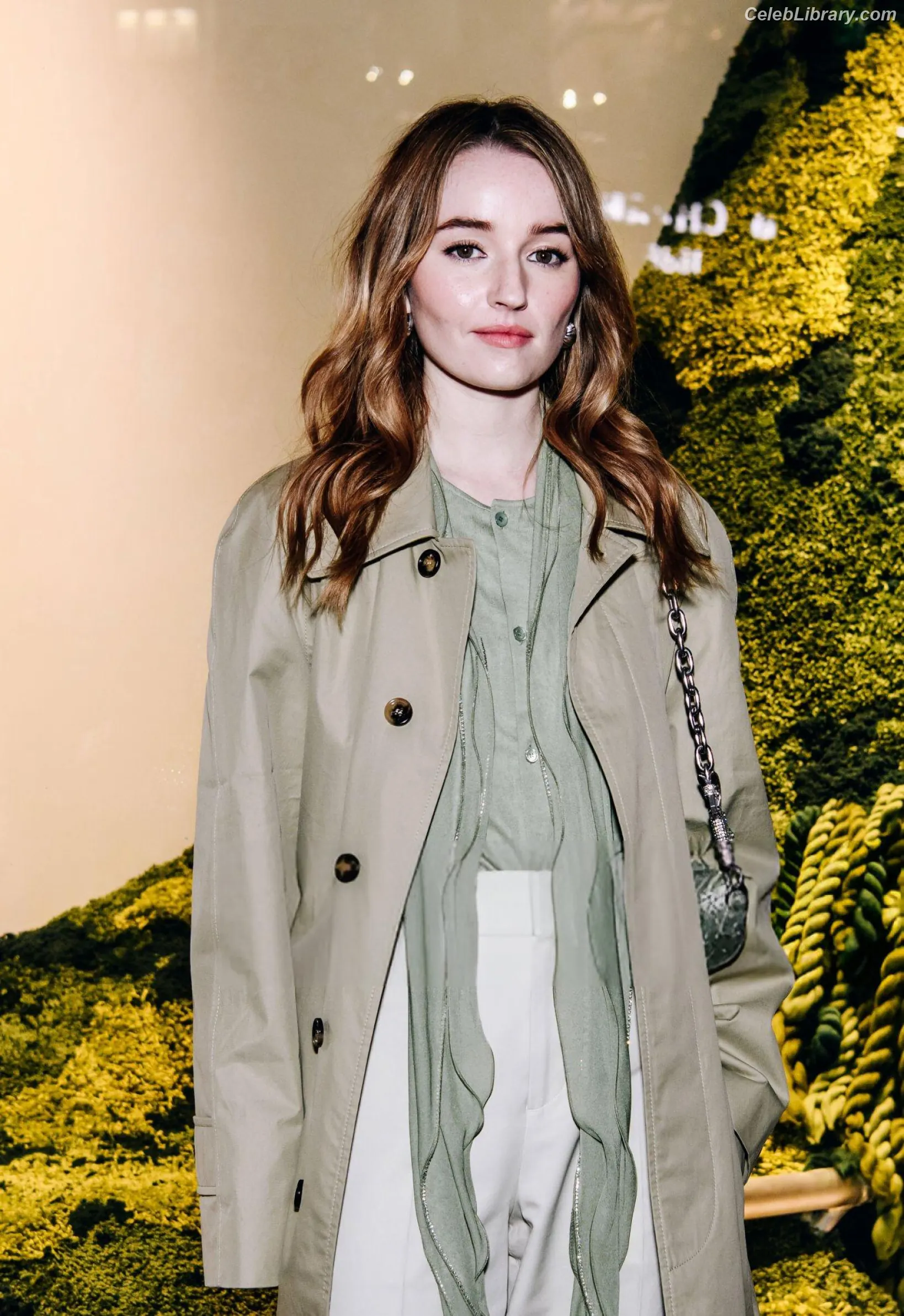 Kaitlyn Dever photo 4 of 879