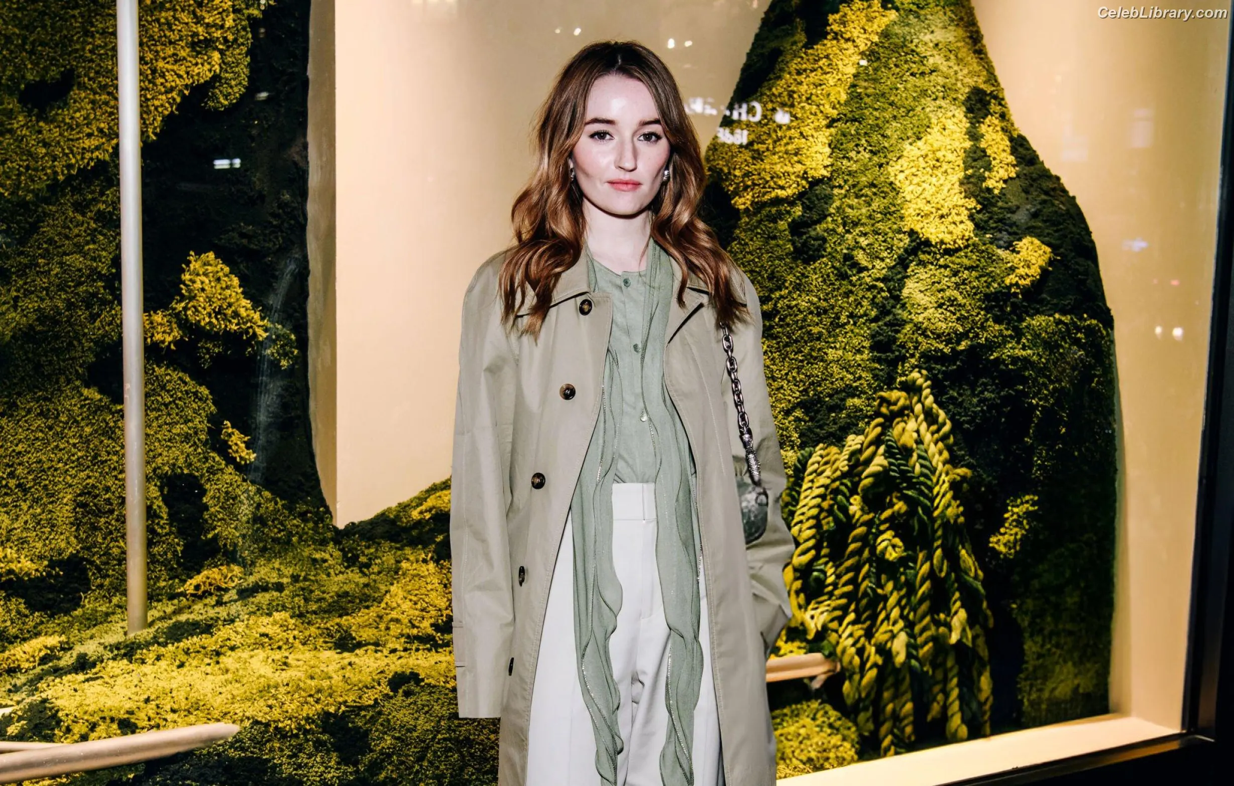 Kaitlyn Dever photo 5 of 879