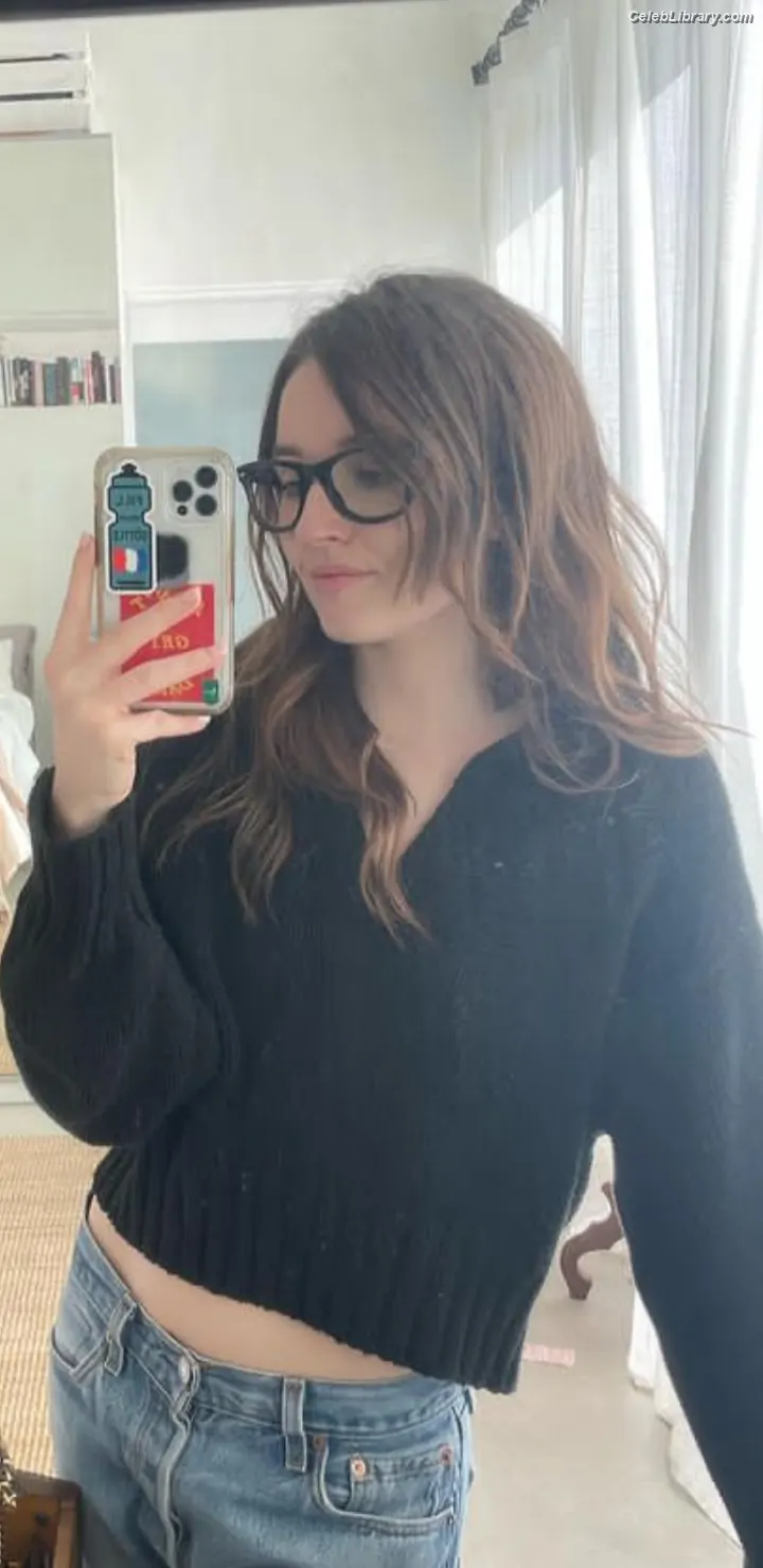 Kaitlyn Dever photo 14 of 879