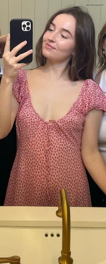 Kaitlyn Dever photo 14 of 879
