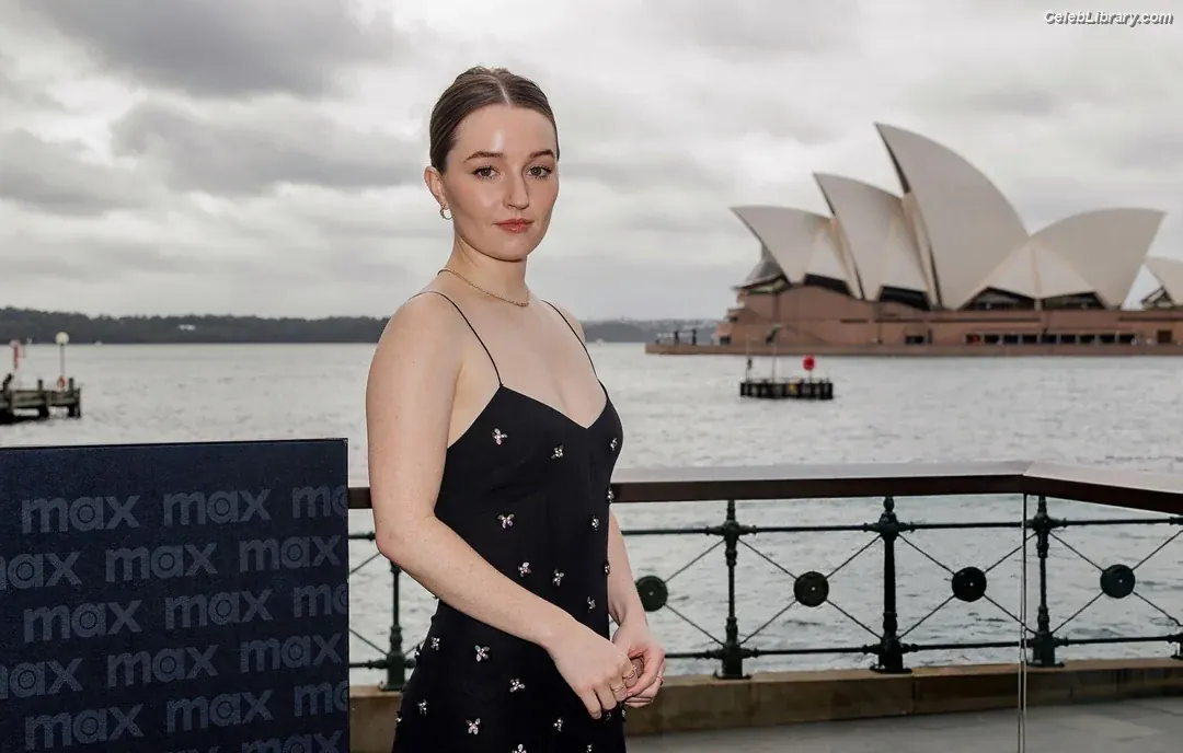 Kaitlyn Dever photo 12 of 879