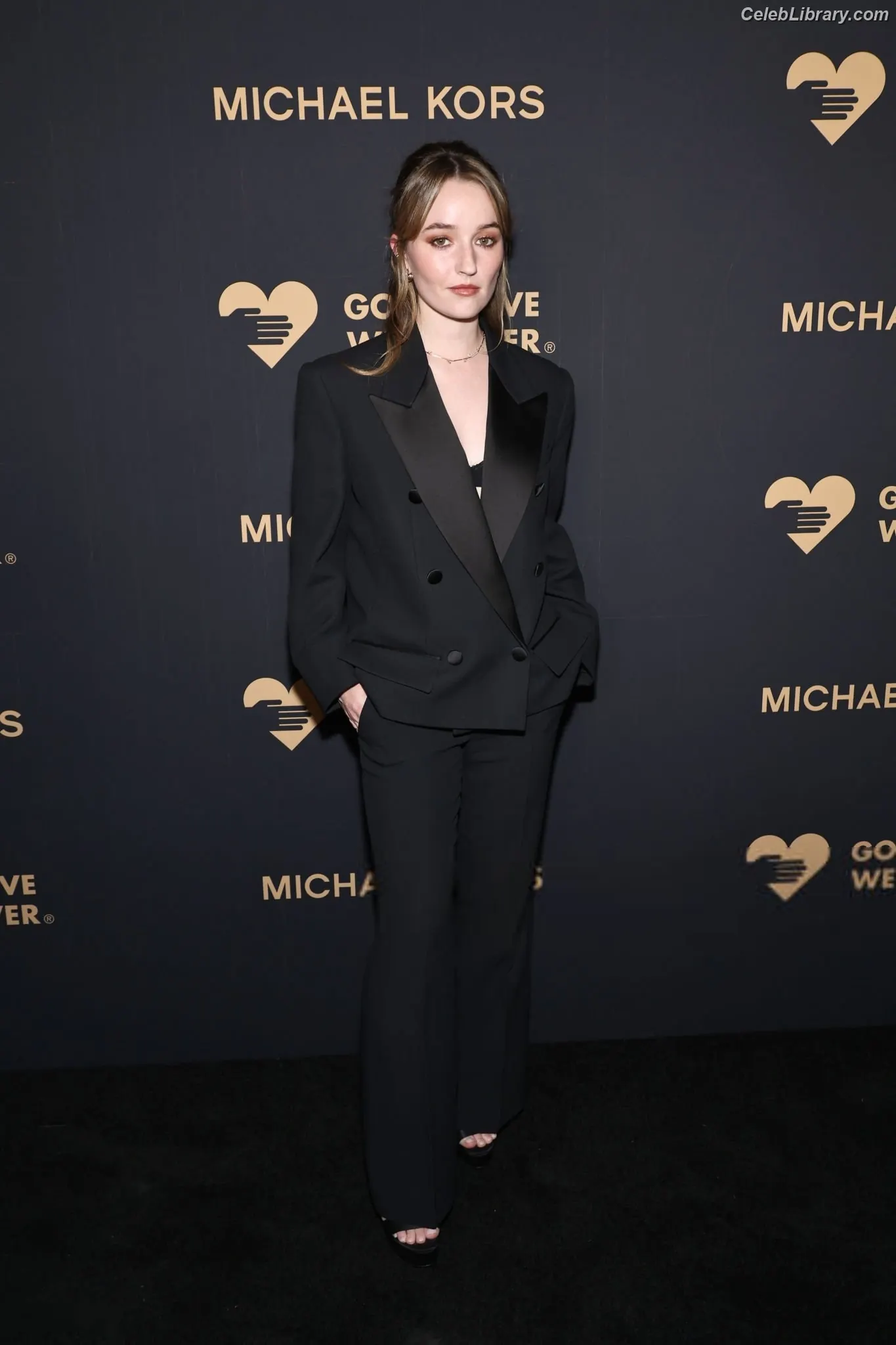 Kaitlyn Dever photo 13 of 879
