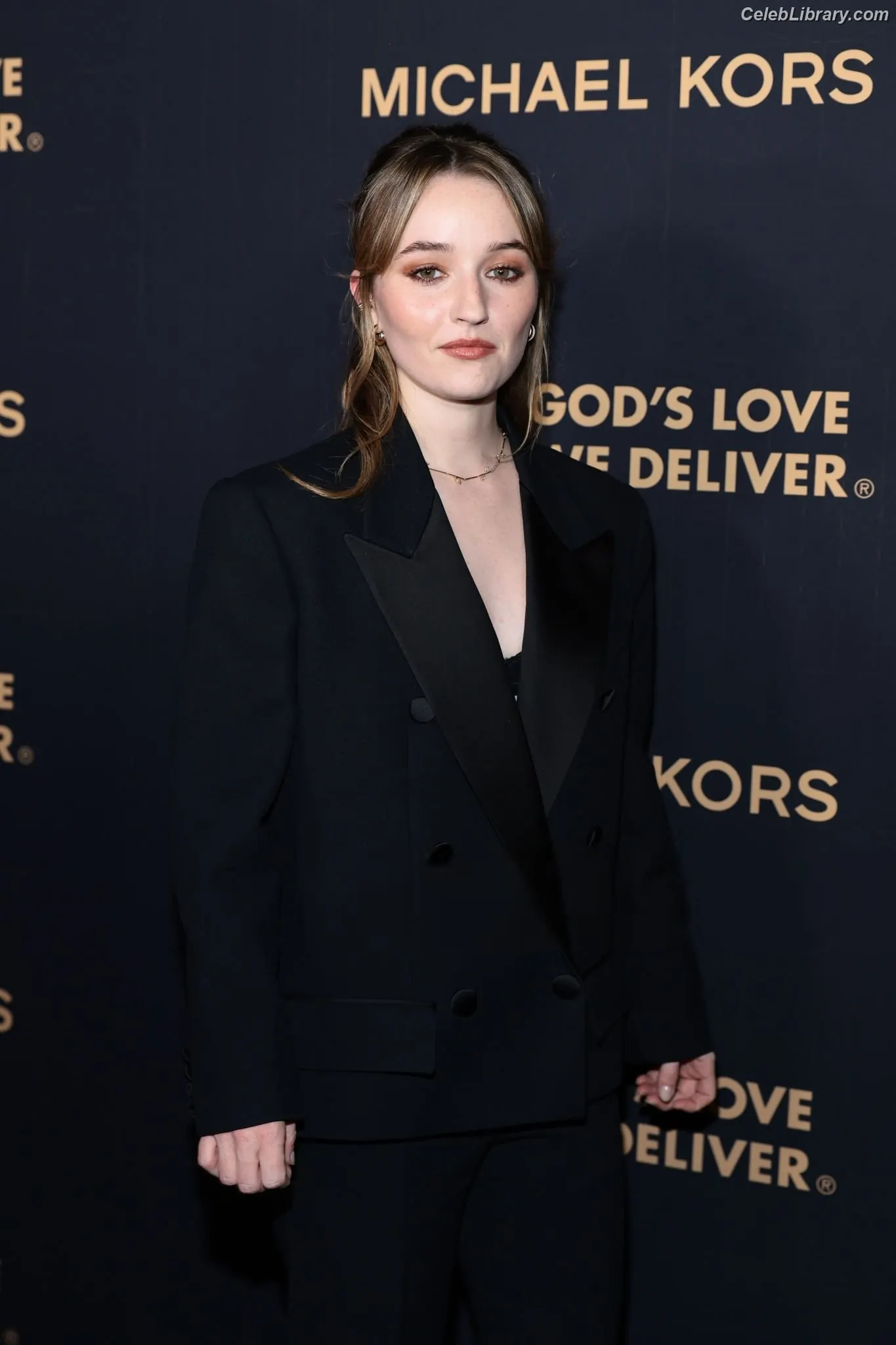 Kaitlyn Dever photo 14 of 879