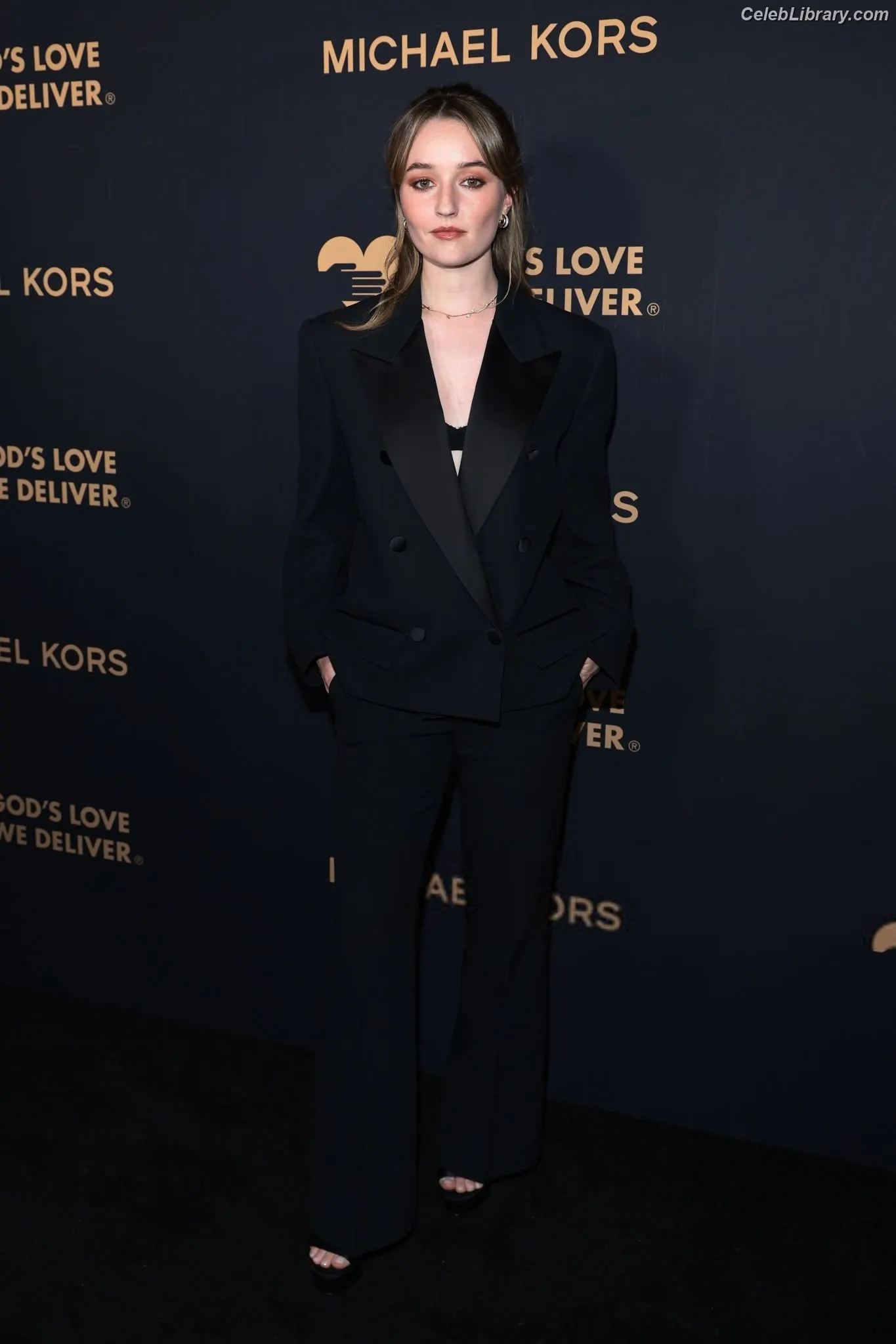 Kaitlyn Dever photo 1 of 879