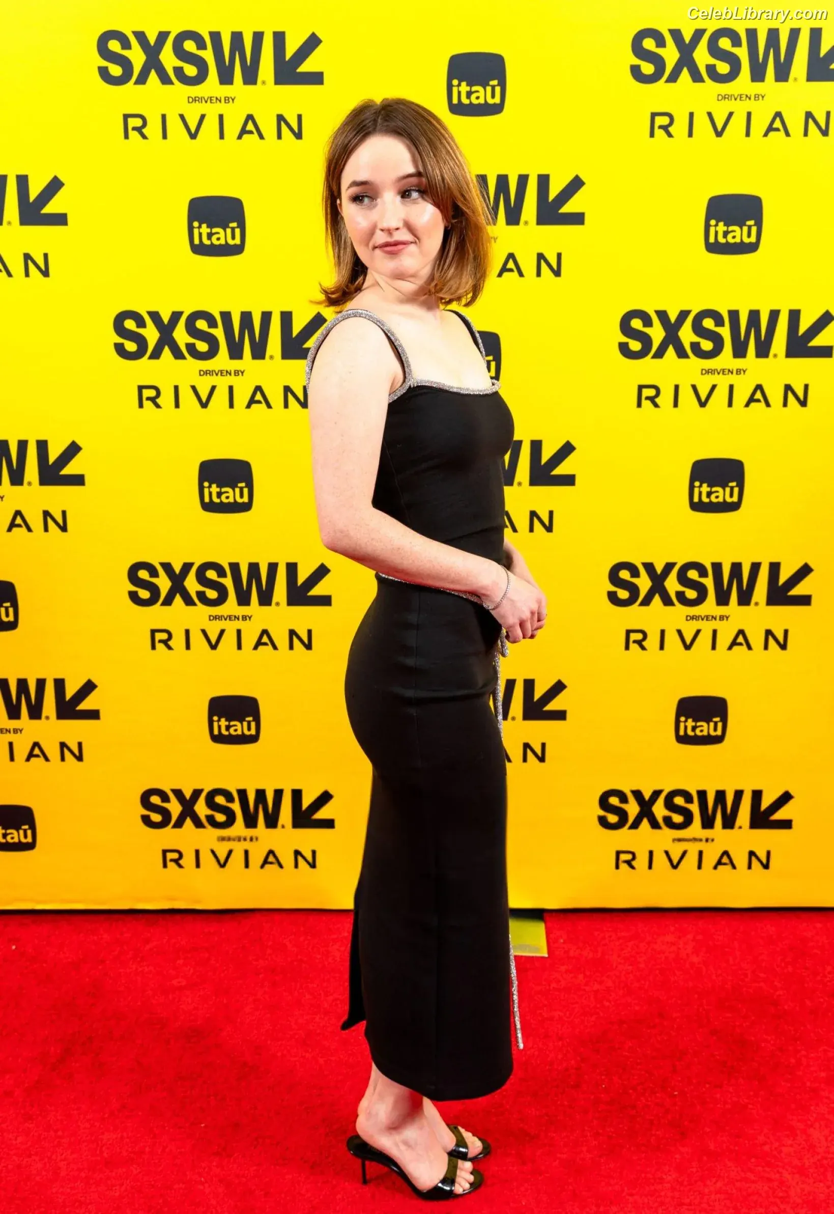 Kaitlyn Dever photo 18 of 879