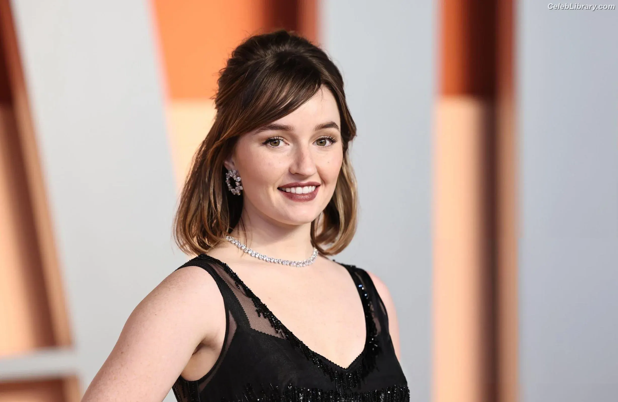 Kaitlyn Dever photo 3 of 879