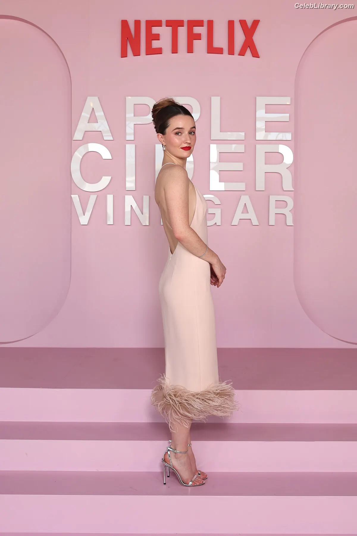 Kaitlyn Dever photo 17 of 879