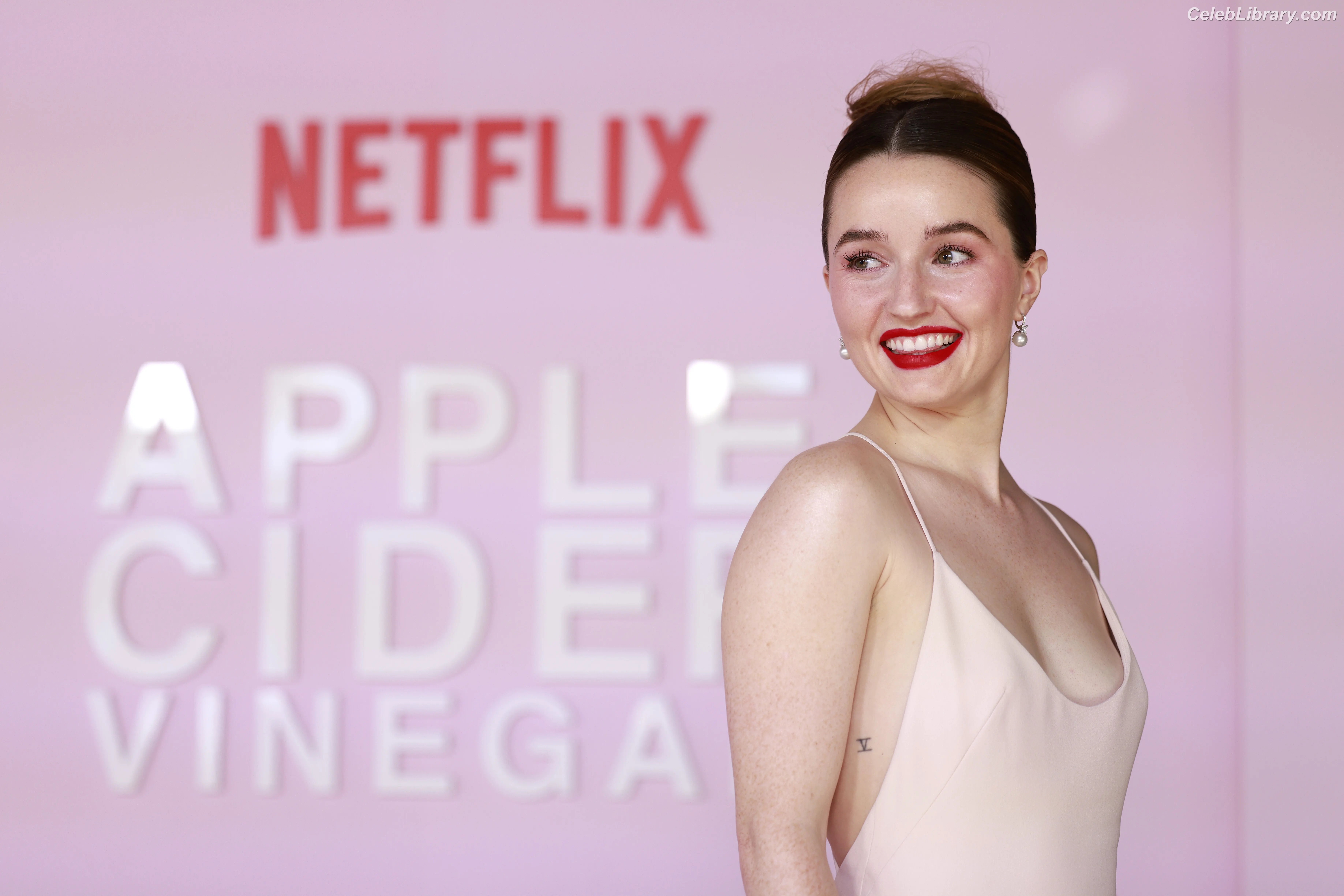 Kaitlyn Dever photo 20 of 879