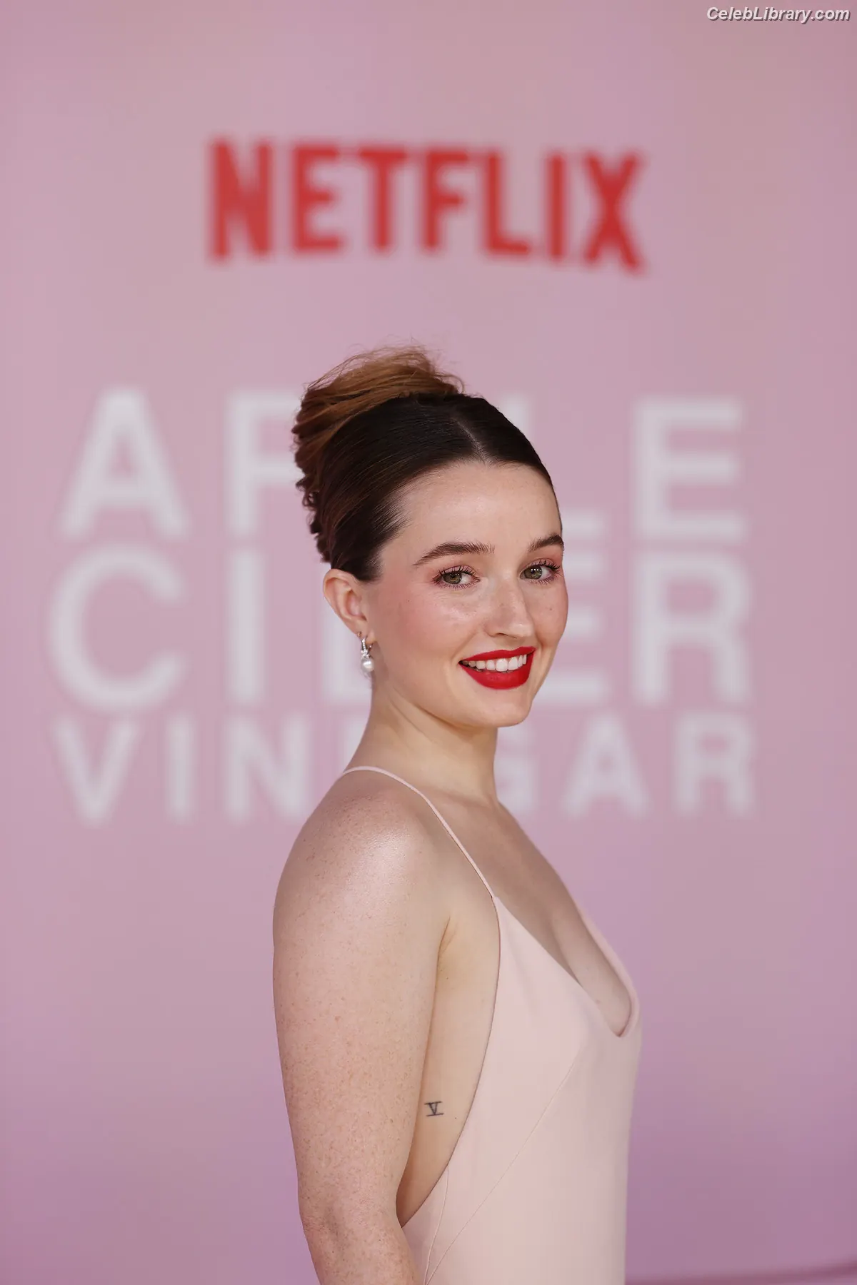 Kaitlyn Dever photo 22 of 879