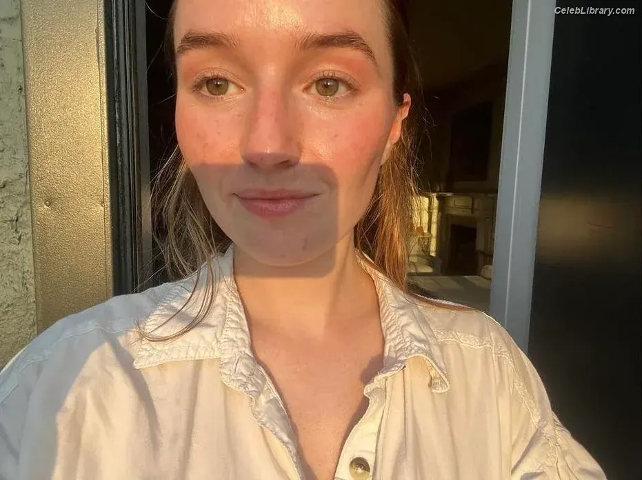 Kaitlyn Dever photo 14 of 879