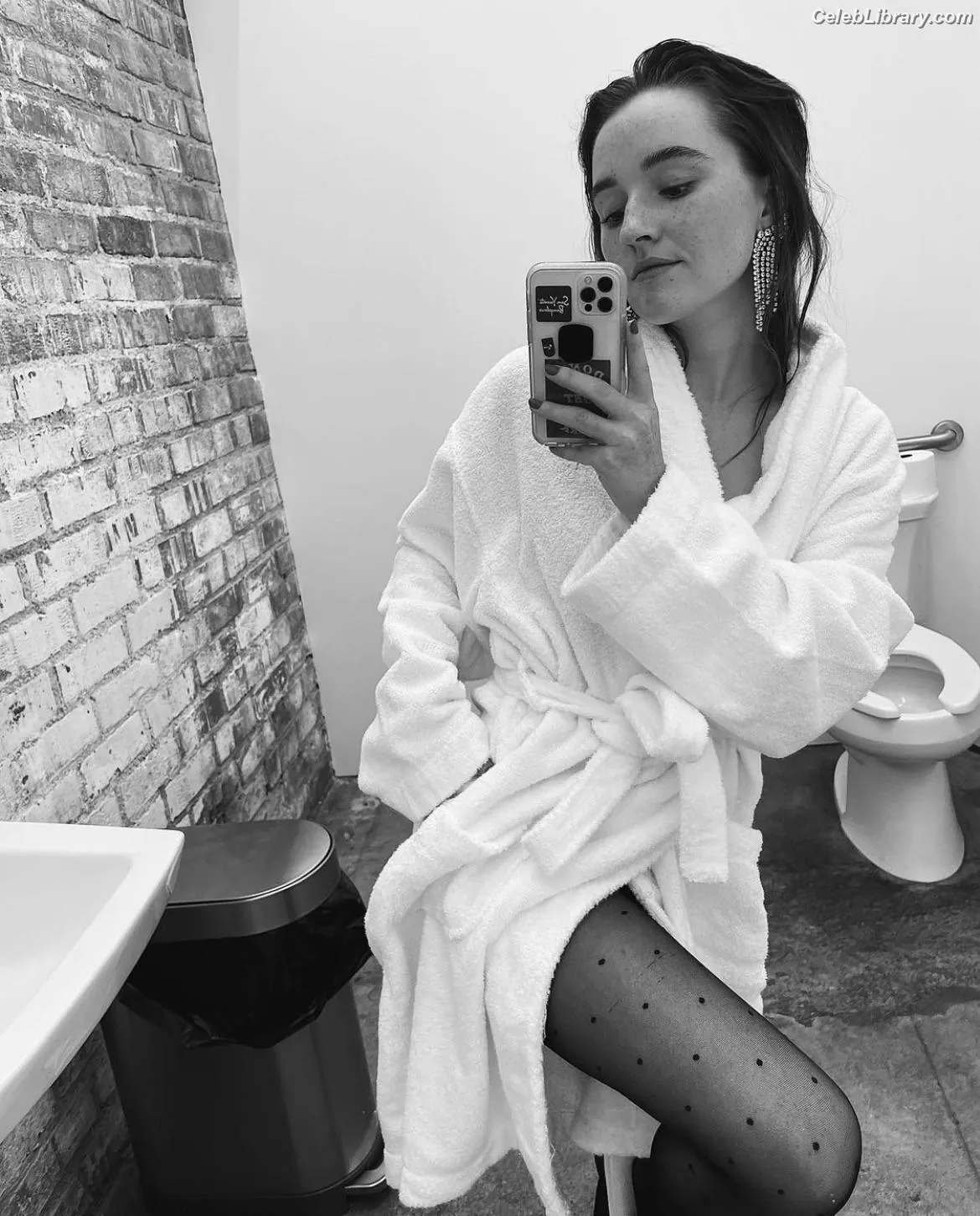 Kaitlyn Dever photo 7 of 879