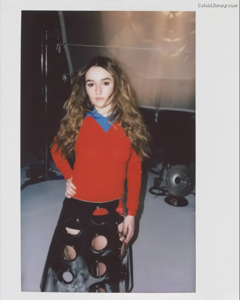 Kaitlyn Dever photo 10 of 879