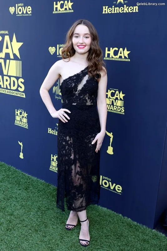 Kaitlyn Dever photo 3 of 880