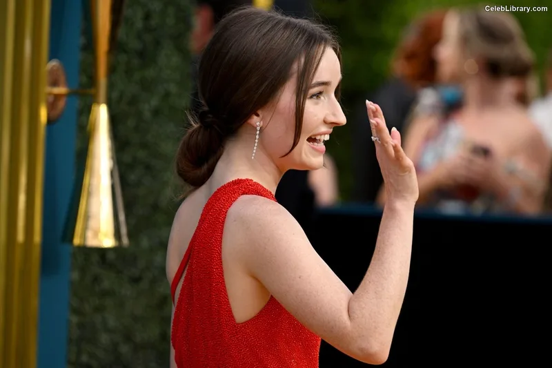 Kaitlyn Dever photo 9 of 880