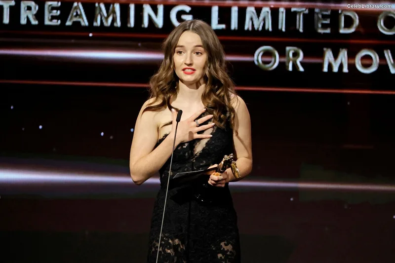 Kaitlyn Dever photo 1 of 880
