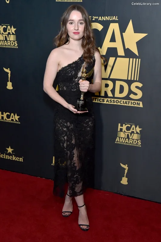 Kaitlyn Dever photo 4 of 880