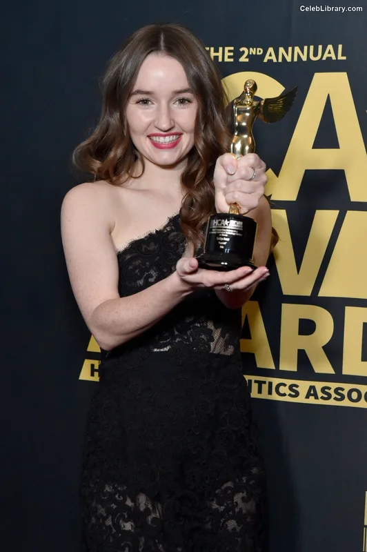 Kaitlyn Dever photo 5 of 880
