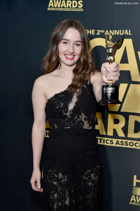 Kaitlyn Dever photo 6 of 880