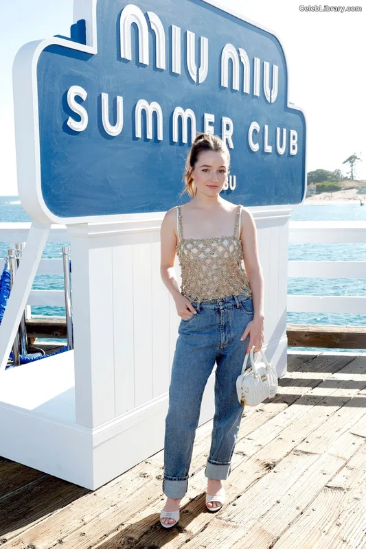 Kaitlyn Dever photo 7 of 880