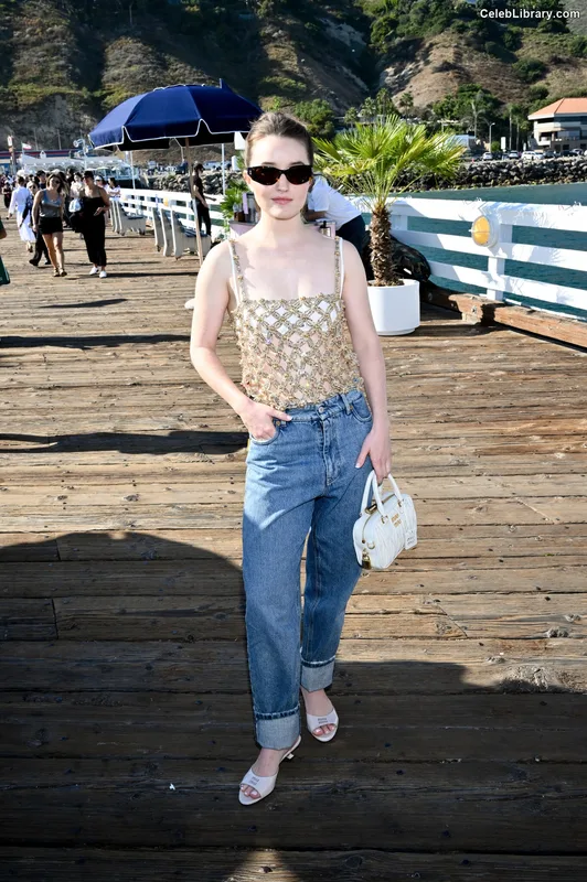 Kaitlyn Dever photo 9 of 880
