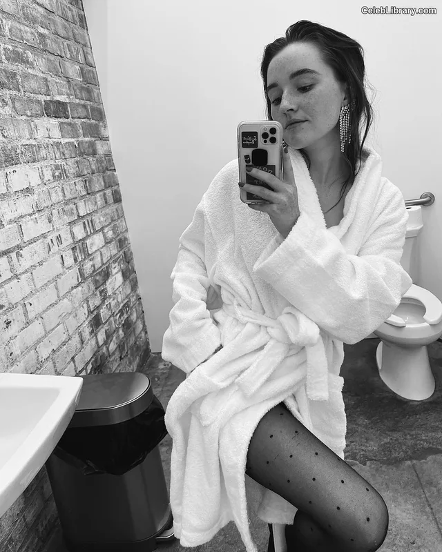 Kaitlyn Dever photo 4 of 880