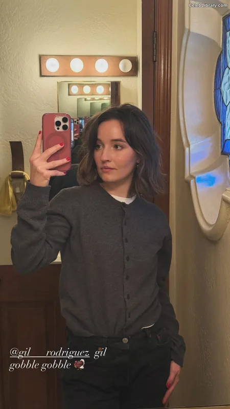 Kaitlyn Dever photo 7 of 880