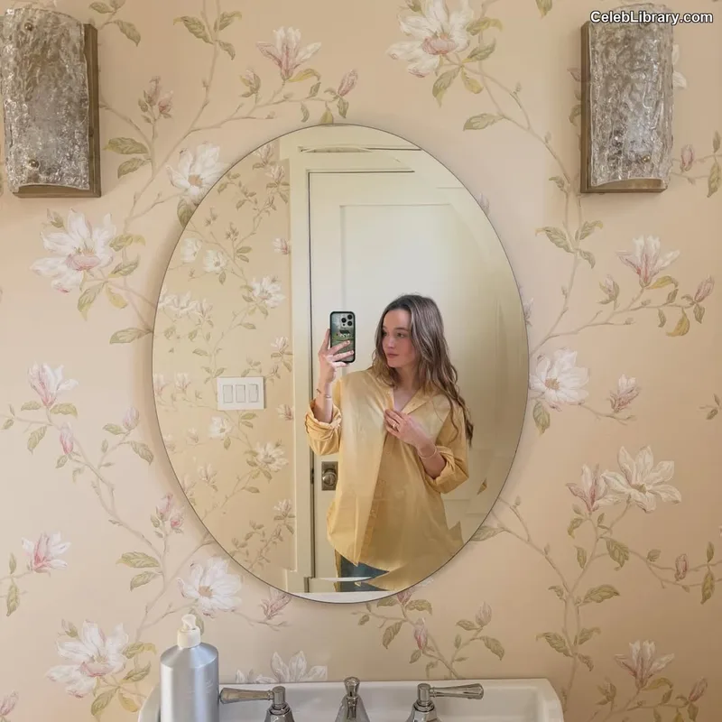 Kaitlyn Dever photo 11 of 880
