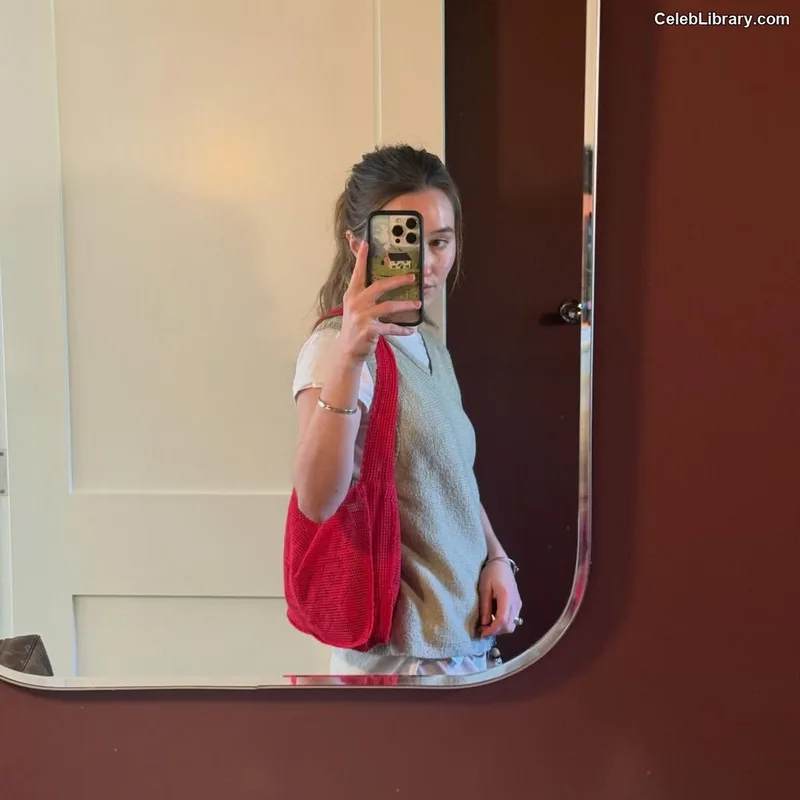Kaitlyn Dever photo 12 of 880