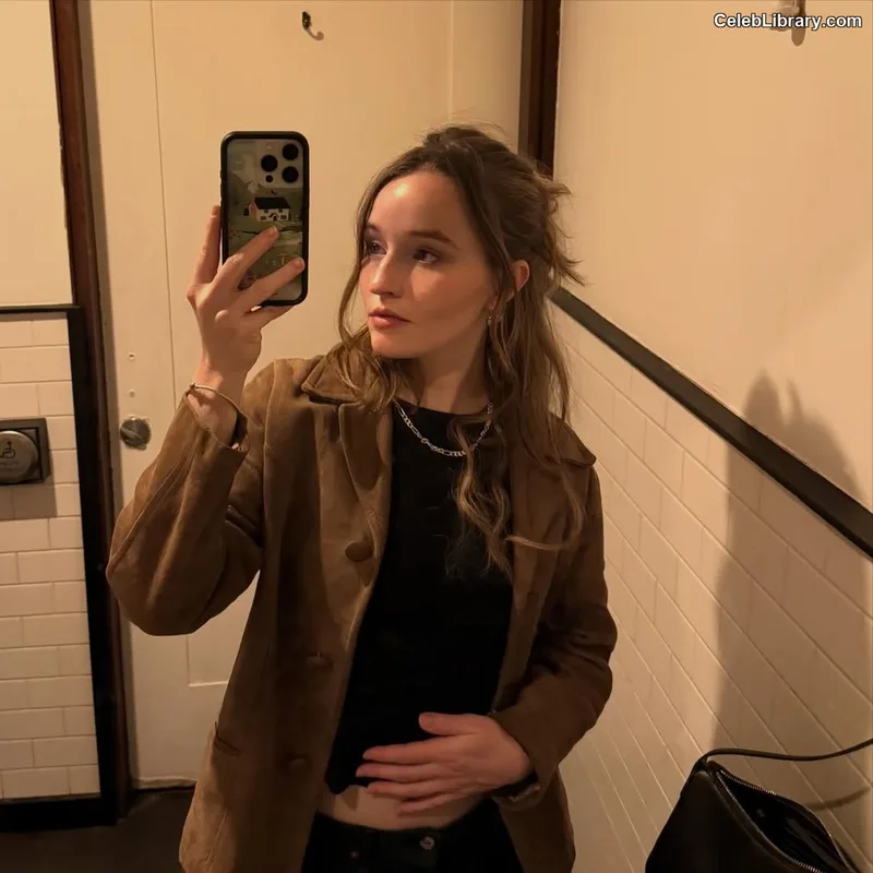 Kaitlyn Dever photo 16 of 880